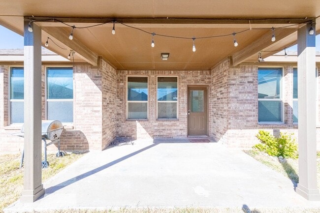 Building Photo - 4 Bedroom 2 Bathroom Ready to rent April 1st, 2026