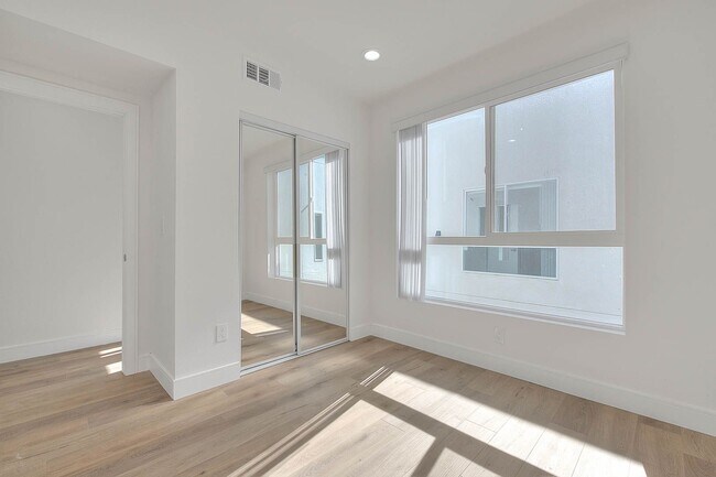 Building Photo - Luxury 2 & 4 Bed Townhomes in NoHo!