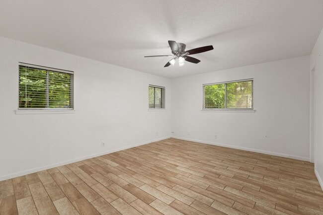 Building Photo - Spacious 3 bedroom, 2 bathroom home in the...