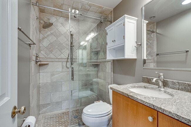 Building Photo - Fantastic townhome in Alexandria