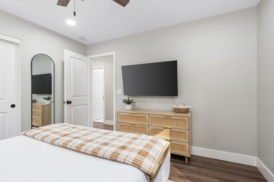 Building Photo - 9178 N Woodlawn Dr