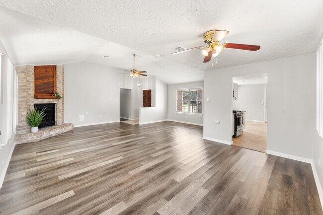 Building Photo - 1202 Manorglen Dr