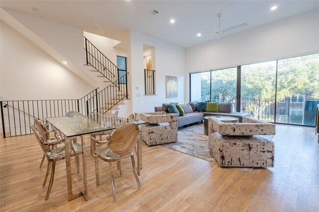 Building Photo - 709 Memorial Heights Dr