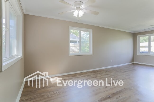 Building Photo - 1657 Eastbrook Dr S