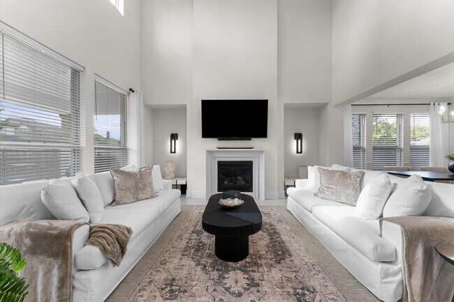 Building Photo - 15026 La Strada Dr
