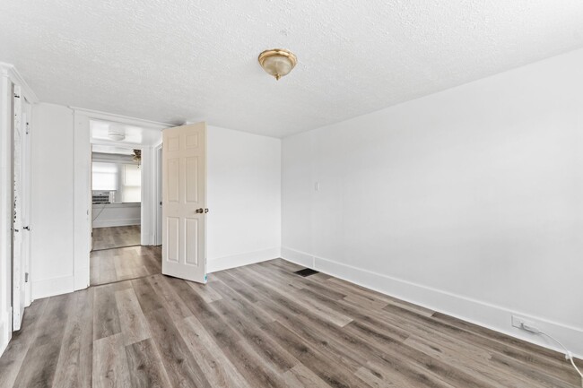 Building Photo - Welcome home to this Westend Beauty!
