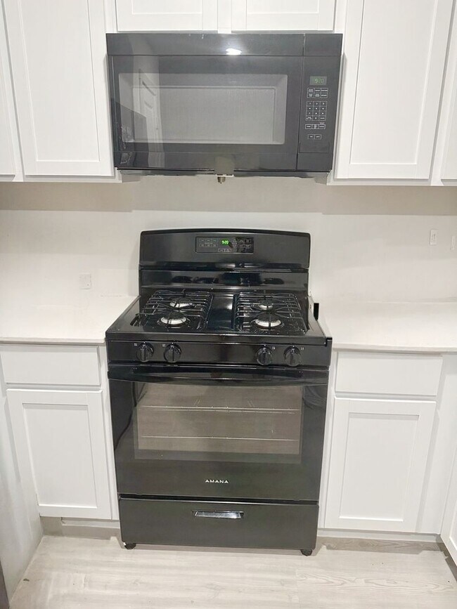 Building Photo - Stunning 3 Bed 2 Bath home for Rent