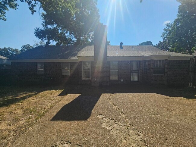Building Photo - 3373 S Mendenhall Rd
