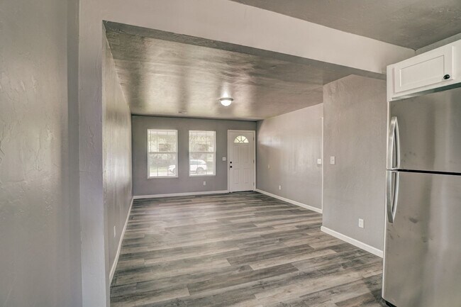 Building Photo - 3BR Home in Shawnee with Stainless Appliances, Fenced Yard & Storm Shelter!