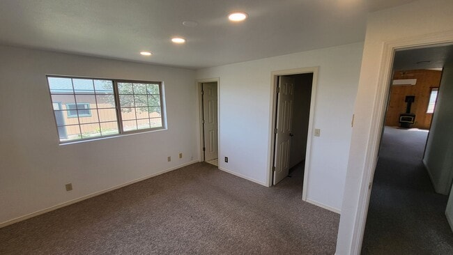 Building Photo - 3 Bed 2 Bath Single level - Horse Property...