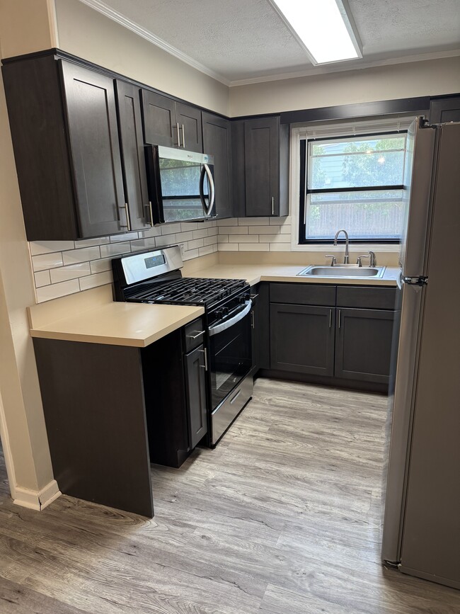 Building Photo - 564 Grand Ave