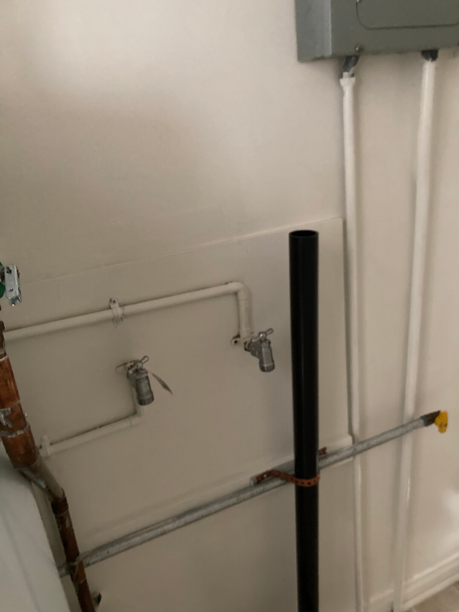 Washer & Dryer Hook-ups - 934 W 9th St