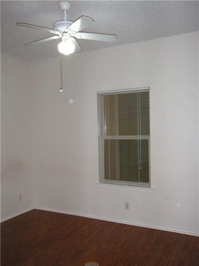 Building Photo - Winchester on West Campus - Huge 2Bd /2Ba - W/D - Reserved Parking - Fireplace - $1600