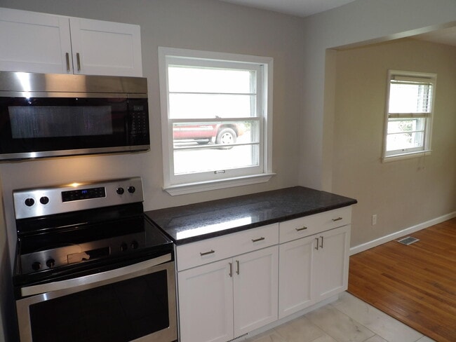 Building Photo - 286 Zandale Dr