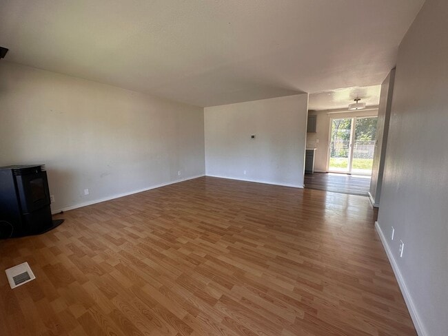 Building Photo - *Coming Soon* 3 Bedroom 2 Bath Single Fami...