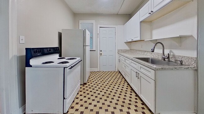 Building Photo - Cozy Upstairs Retreat in Prime San Marco Location!