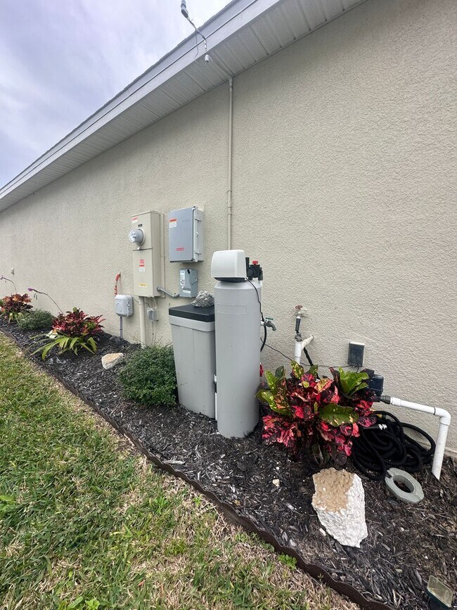 Building Photo - Brand New 4 bed inCypress Park - Haines City