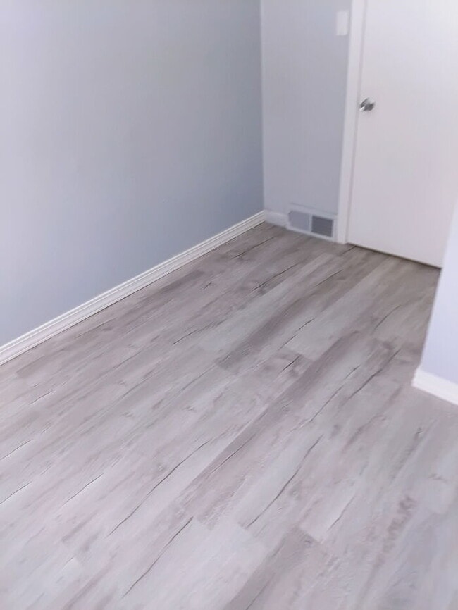 Building Photo - Fully Renovated 2 Bed | Fresh, Clean, Move-In Ready
