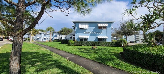 Building Photo - 3856 S Circle Dr