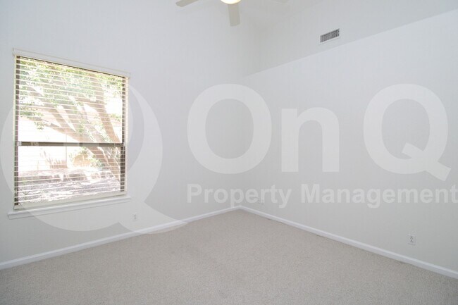 Building Photo - 902 E Desert Flower Ln