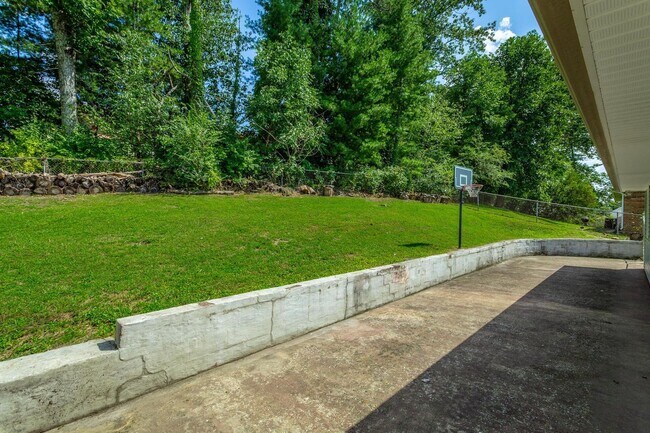 Building Photo - Charming Family Haven: 3 Bedroom Gem with Inviting Outdoor Space