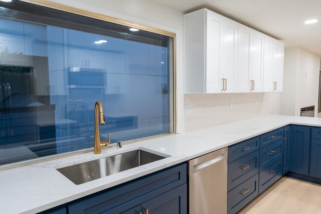 Building Photo - 4015 SW Thistle St