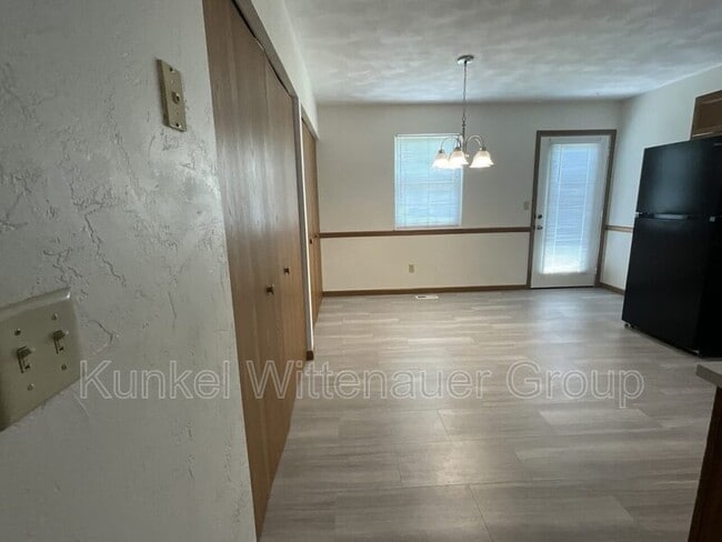 Building Photo - 611 Carol Ann Dr