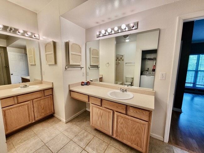 Building Photo - Two bedroom condo with garage - James Island