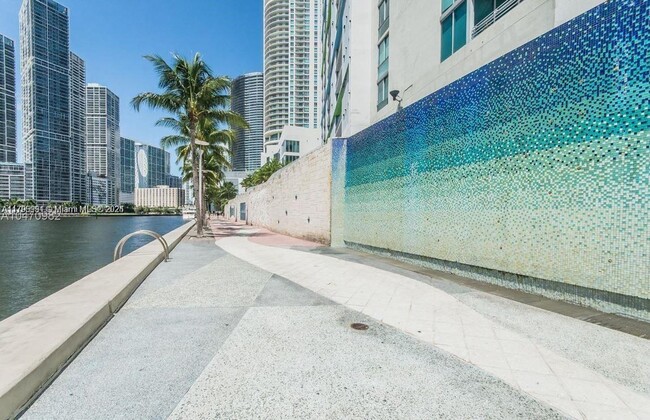 Building Photo - 325 Biscayne Blvd