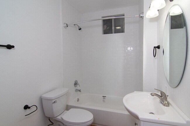 Building Photo - Updated 2 Bd 2 Ba 1050 sq/ft unit w/ laundry & off-street parking 1/2 Month Free Rent