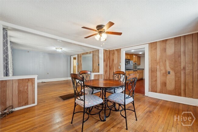 Building Photo - 742 E Park Ave