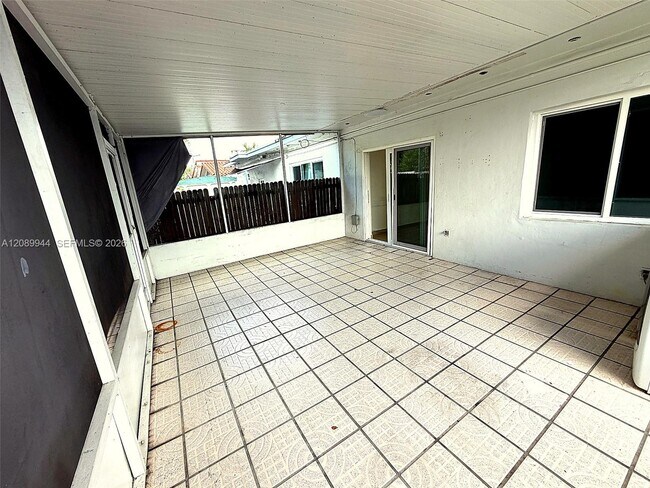 Building Photo - 1255 W 64th Terrace