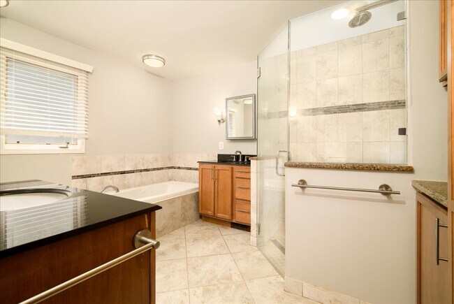 Building Photo - 38291 River Park Dr