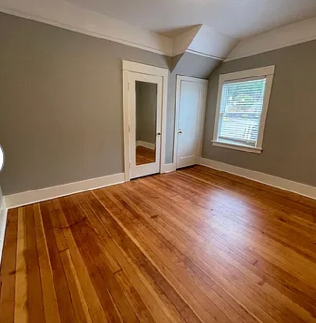 Building Photo - 4-Bedroom Home in SW Portland! Hardwood floors, spacious deck, full basement, separate entry for ...