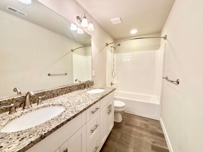 Building Photo - Gorgeous Home in Town Center Virginia Beach!