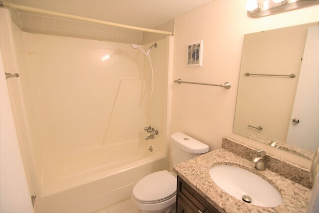 Building Photo - SANFORD: 2nd Floor Condo Sandlewood Villas