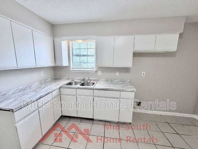 Building Photo - 2587 Wellons Ave
