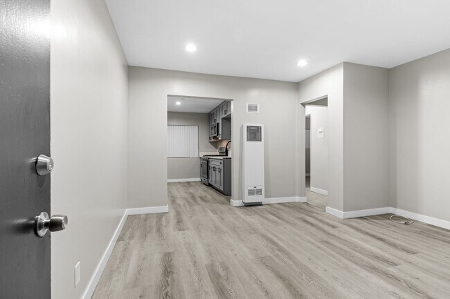 Building Photo - 113 S Lillie Ave