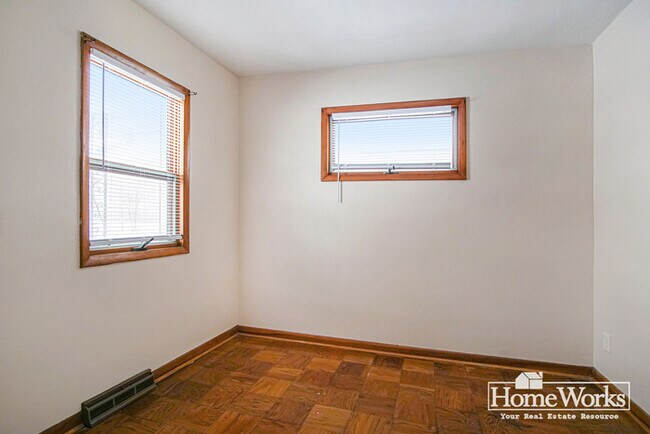 Building Photo - Adorable 2 Bed, 1.5 Bath with Covered Porch and Mudroom