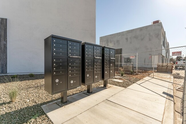 Building Photo - 432 S 32nd St