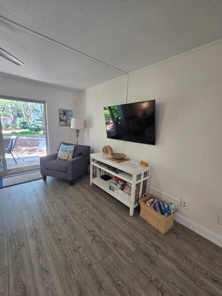Building Photo - 26 S Forest Beach Dr