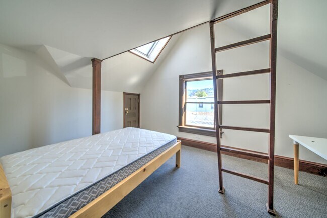 Building Photo - 2225 Blake St