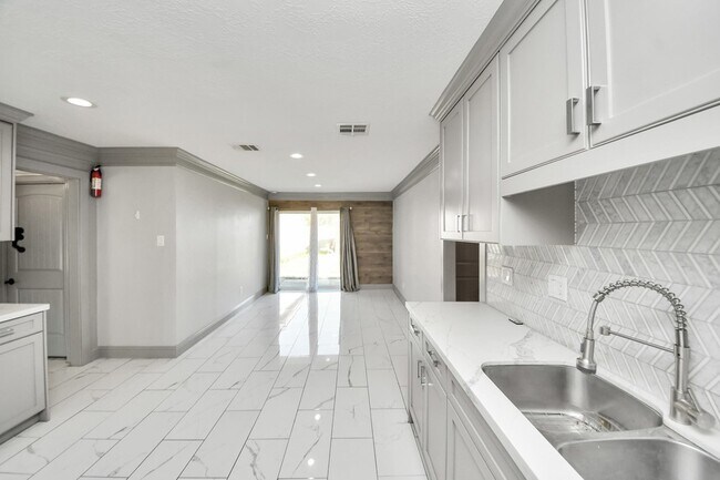 Building Photo - 4503 Hollybrook Ln