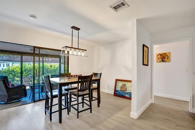 Building Photo - 4840 Greentree Ln