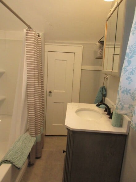 Building Photo - 702 28th St