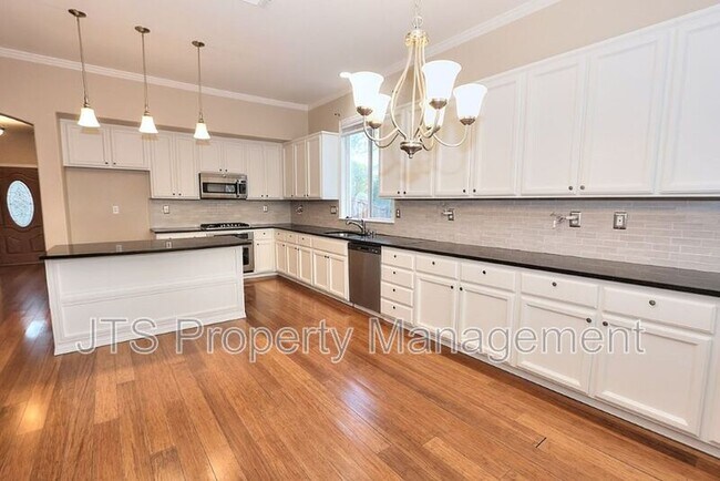 Building Photo - 2040 San Esteban Cir