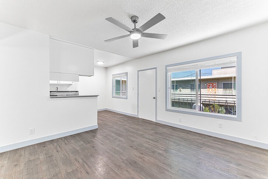 Building Photo - 210 E 29th St