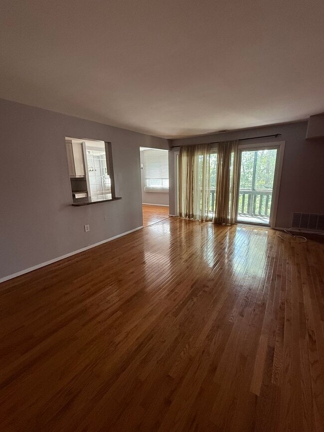 Building Photo - 2 Bedroom, 1.5 Bath, Pet Friendly Gas Heat...