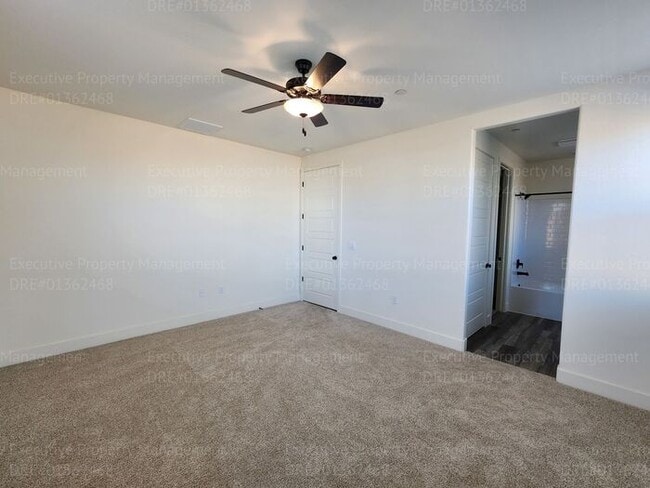 Building Photo - 4 bedroom/ 3 bathroom split-wing home.