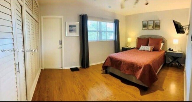 Building Photo - 815 Middle River Dr